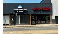 Kehabisan pilihan lokasi toko, ada restoran pizza yang butuh nyali besar untuk makan di sana. Lokasinya persis berada di rumah kremasi yang mendebarkan. Foto: Bored Panda