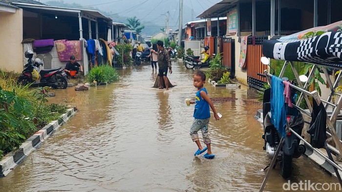 Rumah Warga di Cipatik, KBB, Direndam Banjir