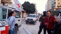 Sandera Roni Krivoi, 25, yang diculik oleh orang-orang bersenjata Hamas selama serangan 7 Oktober di Israel, diserahkan oleh militan Hamas kepada anggota Komite Palang Merah Internasional, 26 November 2023. 