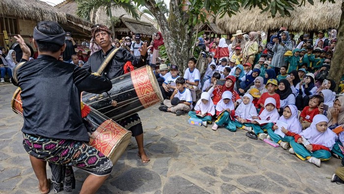 Sejumlah siswa SD Al Iqro Mataram mengunjungi rumah adat tradisional Lombok saat mengikuti Outing Class atau kegiatan belajar di luar kelas mengenal budaya tradisional Sasak Lombok di Dusun Adat Sade, Desa Rambitan, Kecamatan Pujut, Praya, Lombok Tengah, NTB, Senin (27/11/2023). Kegiatan belajar mengenal budaya tradisional Sasak tersebut bertujuan untuk menarik minat siswa terhadap budaya dan tradisi Sasak serta sebagai upaya pelestarian pembelajaran seni, tradisi dan budaya Indonesia kepada generasi muda. ANTARA FOTO/Ahmad Subaidi/YU