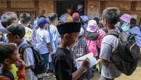 Sejumlah siswa SD Al Iqro Mataram mengunjungi rumah adat tradisional Lombok.  