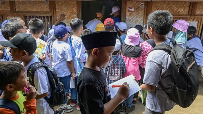 Sejumlah siswa SD Al Iqro Mataram mengunjungi rumah adat tradisional Lombok saat mengikuti Outing Class atau kegiatan belajar di luar kelas mengenal budaya tradisional Sasak Lombok di Dusun Adat Sade, Desa Rambitan, Kecamatan Pujut, Praya, Lombok Tengah, NTB, Senin (27/11/2023). Kegiatan belajar mengenal budaya tradisional Sasak tersebut bertujuan untuk menarik minat siswa terhadap budaya dan tradisi Sasak serta sebagai upaya pelestarian pembelajaran seni, tradisi dan budaya Indonesia kepada generasi muda. ANTARA FOTO/Ahmad Subaidi/YU