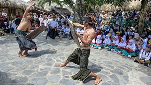 Semangat Siswa Belajar Budaya Tradisional Sasak Lombok