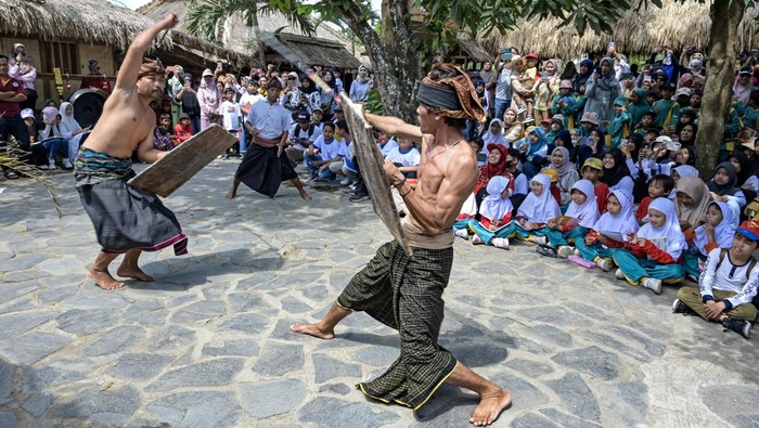 Semangat Siswa Belajar Budaya Tradisional Sasak Lombok Sejumlah siswa SD Al Iqro Mataram mengunjungi rumah adat tradisional Lombok saat mengikuti Outing Class atau kegiatan belajar di luar kelas mengenal budaya tradisional Sasak Lombok di Dusun Adat Sade, Desa Rambitan, Kecamatan Pujut, Praya, Lombok Tengah, NTB, Senin (27/11/2023). Kegiatan belajar mengenal budaya tradisional Sasak tersebut bertujuan untuk menarik minat siswa terhadap budaya dan tradisi Sasak serta sebagai upaya pelestarian pembelajaran seni, tradisi dan budaya Indonesia kepada generasi muda. ANTARA FOTO/Ahmad Subaidi/YU