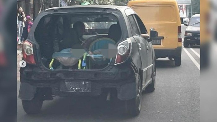 Sempat heboh mobil tanpa pintu bagasi berkeliaran di kawasan Gilingan, Solo, yang membawa 2 bayi.