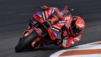 Sukses ini membuat Francesco Bagnaia mempertahankan gelar juara dunianya. Tahun lalu, pebalap Italia itu juga bisa memenangi persaingan dengan Fabio Quartararo. Keberhasilan Bagnaia jadi juara dunia ini juga turut mematahkan mitos soal nomor 1 di balapan MotoGP. Sebab selama ini tidak ada pebalap yang mampu mempertahankan gelar juara dunia dengan nomor tersebut. REUTERS/Pablo Morano