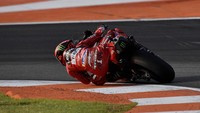 Saat race utama digelar, nasib berbalik. Martin mengalami crash usai terlibat crash dengan Marc Marquez, sementara Bagnaia keluar menjadi pemenang balapan. Rider Ducati itu mengumpulkan 467 poin, mengungguli Martin (428). REUTERS/Pablo Morano  