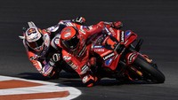 Martin sempat menempel ketat Bagnaia sebelum race berlangsung di Sirkuit Ricardo Tormo, Valencia, Minggu (26/11/2023). Sebab, Martin sempat memenangi sprint race, sehingga raihan poinnya 428. Rider Pramac Racing itu hanya terpaut 9 angka dari Bagnaia, yang finis kelima di sprint race. REUTERS/Pablo Morano  