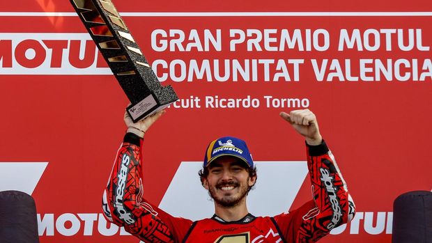 Moto GP World Champion Italian rider Francesco Bagnaia of the Ducati Lenovo Team celebrates after the MotoGP race of the Valencia Motorcycle Grand Prix, the last race of the season, at the Ricardo Tormo circuit in Cheste near Valencia, Spain, Sunday, Nov. 26, 2023. (AP Photo/Alberto Saiz)