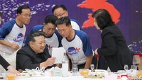 Pemimpin Korut, Kim Jong Un, disebut telah menerima dan melihat foto-foto pangkalan militer Amerika Serikat (AS) di Guam yang didapatkan dari satelit mata-mata pertama negara itu.  