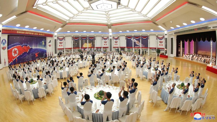 Semringah Kim Jong Un Saat Rayakan Peluncuran Satelit Mata-mata Korut North Korea's leader Kim Jong-un attends a banquet to celebrate the launch of a reconnaissance satellite, in this picture released by the Korean Central News Agency on November 24, 2023. KCNA via REUTERS ATTENTION EDITORS - THIS IMAGE WAS PROVIDED BY A THIRD PARTY. REUTERS IS UNABLE TO INDEPENDENTLY VERIFY THIS IMAGE. NO THIRD PARTY SALES. SOUTH KOREA OUT. NO COMMERCIAL OR EDITORIAL SALES IN SOUTH KOREA.