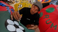 Produk payung lukis dan topi lukis tersebut dijual untuk souvernir menyambut laga semifinal dan final FIFA U-17 World Cup 2023 di Stadion Manahan Solo.
