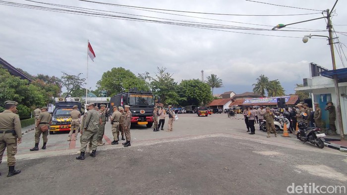 Suasana pengamanan polisi di kantor Pemkab Garut.