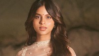 Suhana telah muncul di beberapa iklan, termasuk satu untuk iklan ponsel. Dalam iklan, dia menyampaikan satu kalimat sebelum adegan berubah menjadi video musik, di mana dia memamerkan gerakan tariannya yang halus. Foto: Instagram @suhanakhan2