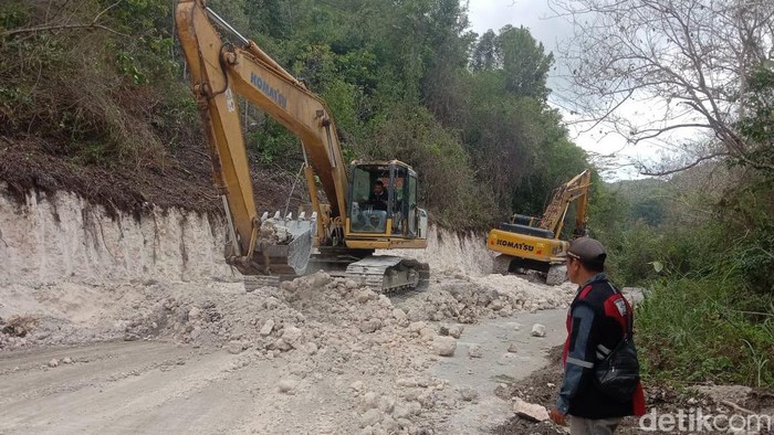 Pekerja proyek melakukan pemotongan batu di Sumpang Labbu, Kabupaten Bone.
