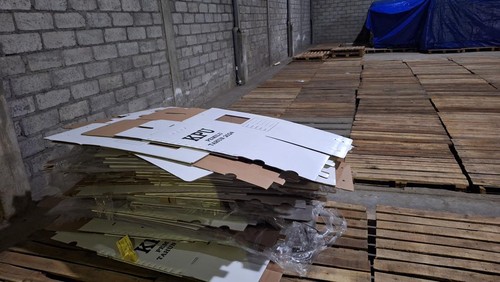 Suasana gudang penyimpanan KPU Badung di Jalan Gatot Subroto Barat, Kota Denpasar, Senin malam (27/11).