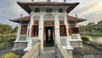 Menurut I Made Mindia Diana selaku asisten badan pengelola Taman Ujung, destinasi wisata ini adalah sebuah objek wisata bersejarah peninggalan Kerajaan Karangasem. Raja Karangasem dahulu menjadikan Taman Ujung sebagai tempat bersemedi sehingga mulanya di bangun sebuah pura.  