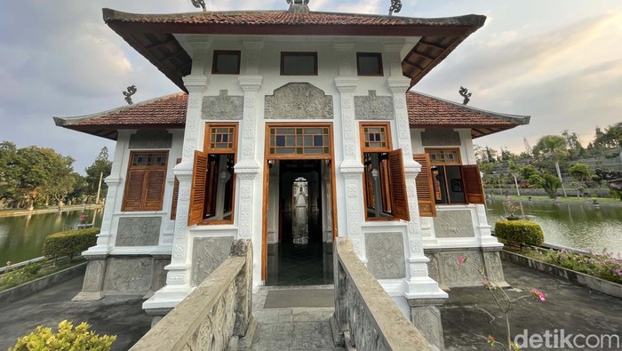 Taman Ujung, Mengintip Tempat Refreshing Raja Karangasem Jika bosan berkunjung ke pantai, di Bali timur terdapat destinasi peninggalan kerajaan Karangasem. Bernama Taman Ujung, tempat ini sangat instagramable.