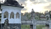 Kemudian, raja memutuskan untuk mengembangkan Taman Ujung menjadi taman kerajaan. Di taman ini terdapat beberapa bangunan, seperti tempat istirahat, tempat pemantauan, dan tempat pertemuan.  
