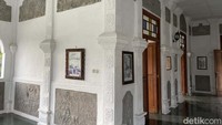 Taman Ujung memadukan tiga konsep arsitektur yaitu arsitektur Bali, Eropa, dan China.  
