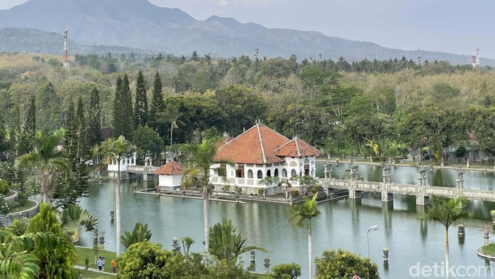 Jika bosan berkunjung ke pantai, di Bali timur terdapat destinasi peninggalan kerajaan Karangasem. Bernama Taman Ujung, tempat ini sangat instagramable.