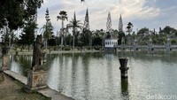 Salah satu spot yang paling populer di taman ini adalah bangunan dan jembatan di tengah kolam. Pemandangan jembatan air dan bangunan dengan latar belakang kolam menjadi spot yang sip dan instagramable.   