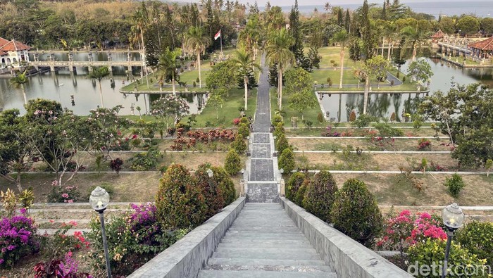 Jika bosan berkunjung ke pantai, di Bali timur terdapat destinasi peninggalan kerajaan Karangasem. Bernama Taman Ujung, tempat ini sangat instagramable.