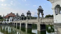 Berlokasi di Bali timur lebih tepatnya di Kabupaten Karangasem, Taman Ujung merupakan salah satu destinasi yang kental akan makna sejarah.  