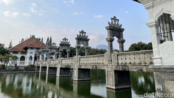 Jika bosan berkunjung ke pantai, di Bali timur terdapat destinasi peninggalan kerajaan Karangasem. Bernama Taman Ujung, tempat ini sangat instagramable.