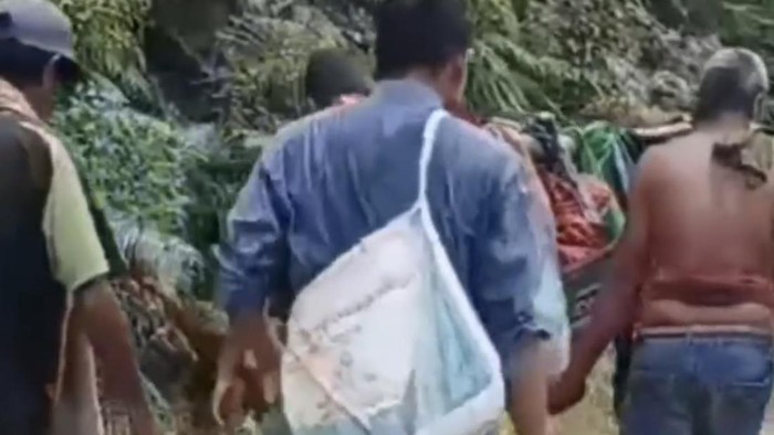 Tangkapan layar video saat wanita hamil di Pasaman Barat ditandu