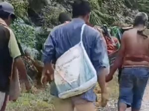 Wanita Hamil Ditandu ke Puskesmas gegara Jalan Rusak, Melahirkan di Jalan