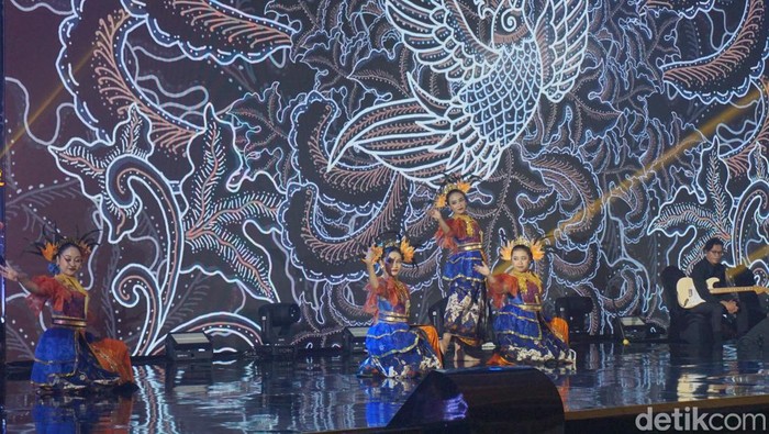 Tari Asmaradhana memeriahkan detikJatim Awards.