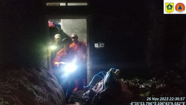 Tebing di Dramaga Kabupaten Bogor longsor timpa rumah dan tewaskan pasutri.