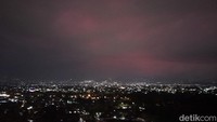 Yang menjadi daya tarik utama dari tempat wisata yang satu ini, adalah pemandangan perkotaan Garut yang terlihat jelas. Maka tak heran, tempat ini sering digunakan untuk berkemah dengan daya tarik citylight perkotaan Garut.