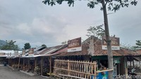 Selain para wisatawan yang datang, tempat ini juga sering dikunjungi oleh calon pasangan pengantin, yang melakukan foto prewedding. Pengelola yang berasal dari warga setempat, kini bahkan sudah melengkapi tempat ini dengan warung dan tempat duduk yang representatif untuk bersantai.