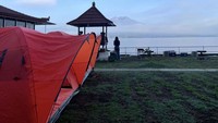 Tempat ini menyajikan ketenangan sekaligus pemandangan danau dan gunung yang memanjakan mata.  