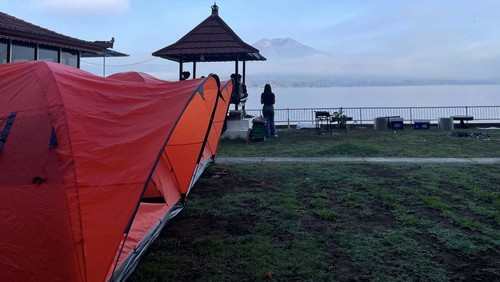 Teras Abang Camping Ground tersembunyi di Jalan Trunyan, Kintamani, Bangli, Bali. Lokasi ini menyajikan pemandangan danau dan gunung Batur.