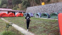 Berlokasi di Jalan Trunyan, Kintamani, Bangli, Teras Abang Camping dikelilingi oleh pegunungan yang hijau dan danau yang tenang, traveler dapat menikmati matahari terbenam yang menakjubkan dan langit malam yang penuh bintang. Udara yang segar membuat tempat ini cocok untuk healing.  