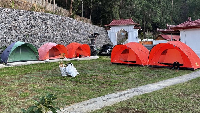 Teras Abang Camping Ground tersembunyi di Jalan Trunyan, Kintamani, Bangli, Bali. Lokasi ini menyajikan pemandangan danau dan gunung Batur.