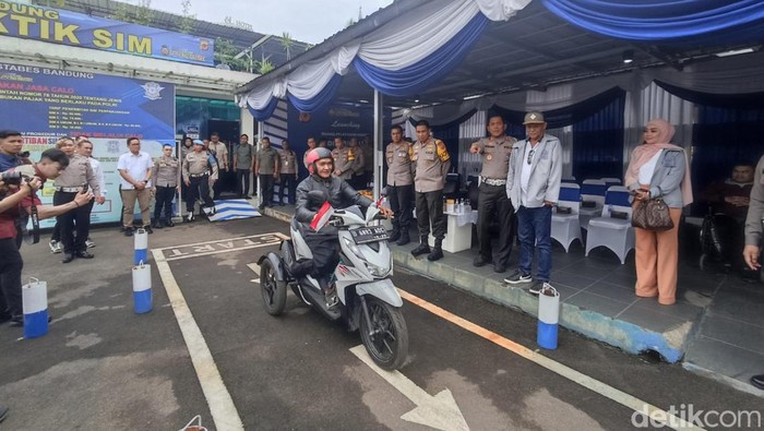 Teuku Muslim (53) saat mengikuti ujian SIM D di Polrestabes Bandung.