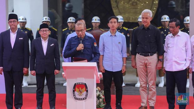 Tiga pasangan Calon Presiden-Wakil Presiden (Capres-Cawapres) RI resmi menandatangi Deklarasi Kampanye Pemilu Damai 2024 di Kantor KPU RI, Senin (27/11/2023). (CNBC Indonesia/Faisal Rahman)