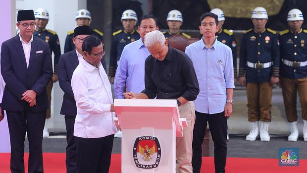Tiga pasangan Calon Presiden-Wakil Presiden (Capres-Cawapres) RI resmi menandatangi Deklarasi Kampanye Pemilu Damai 2024 di Kantor KPU RI, Senin (27/11/2023). Tiga pasangan Calon Presiden-Wakil Presiden (Capres-Cawapres) RI resmi menandatangi Deklarasi Kampanye Pemilu Damai 2024 di Kantor KPU RI, Senin (27/11/2023). (CNBC Indonesia/Faisal Rahman)