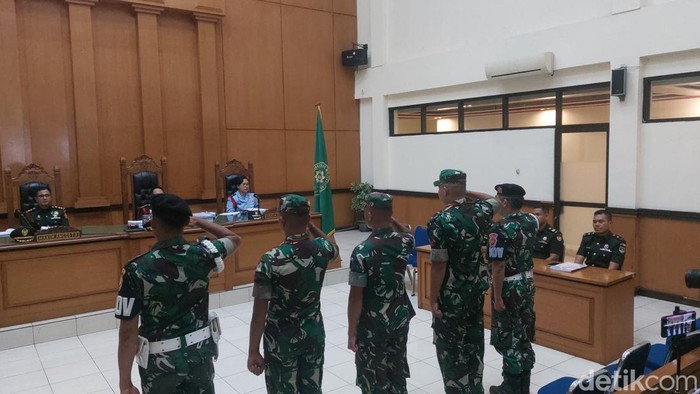 Tiga terdakwa kasus pembunuhan Imam Masykur, yakni Praka Riswandi Manik, Praka Heri Sandi, dan Praka Jasmowir dituntut dengan hukuman mati dan dipecat dari TNI (M Sholihin/detikcom)