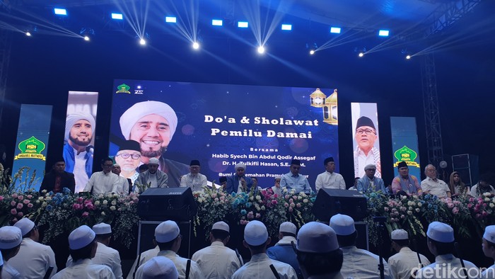 TKN Gelar Selawat-Doa Bersama Syekh Assegaf di Cibubur Jelang Kampanye (Firda CAA/detikcom)