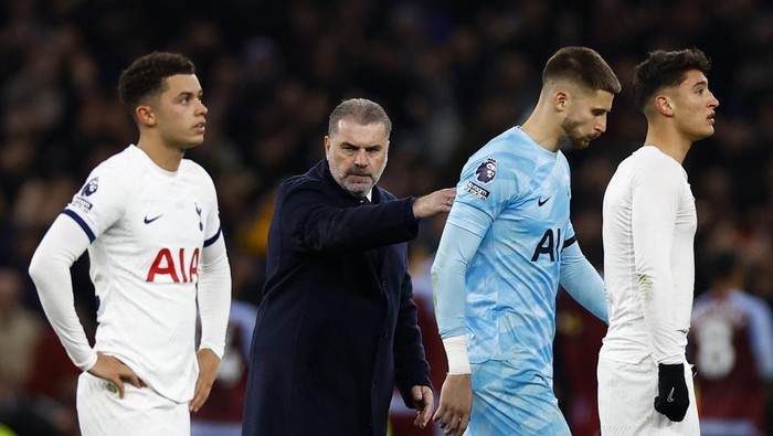 Soccer Football - Premier League - Tottenham Hotspur v Aston Villa - Tottenham Hotspur Stadium, London, Britain - November 26, 2023 Tottenham Hotspur manager Ange Postecoglou, Alejo Veliz, Guglielmo Vicario and Brennan Johnson look dejected after the match Action Images via Reuters/Peter Cziborra NO USE WITH UNAUTHORIZED AUDIO, VIDEO, DATA, FIXTURE LISTS, CLUB/LEAGUE LOGOS OR LIVE SERVICES. ONLINE IN-MATCH USE LIMITED TO 45 IMAGES, NO VIDEO EMULATION. NO USE IN BETTING, GAMES OR SINGLE CLUB/LEAGUE/PLAYER PUBLICATIONS.