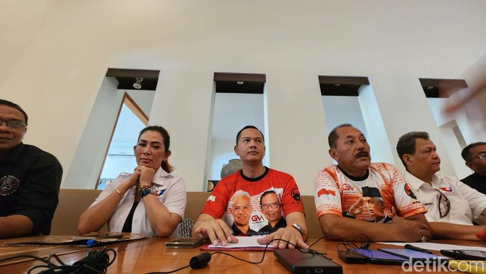 Ketua TPD Ganjar-Mahfud Solo Hendro Pramono (dua dari kanan) dan Direktur Juru Kampanye, Komunikasi Politik dan Juru Bicara TPD Her Suprabu (tiga kanan) saat bertemu wartawan, Senin (27/11/2023)