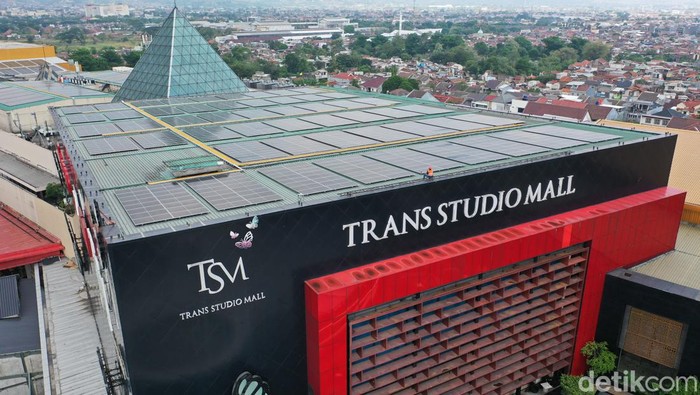 Trans Studio Mall (TSM) Bandung menjadi mall pertama di Bandung yang menggunakan teknologi pembangkit listrik tenaga surya (PLTS) atap.