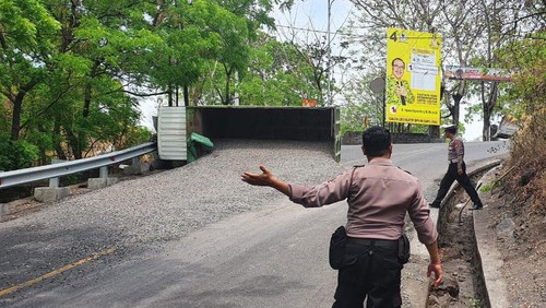 Truk yang membawa batu koral terguling di jalur Amlapura-Singaraja, Senin (27/11/2023). (dok. Polres Karangasem)