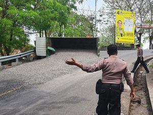 Setir Tak Berfungsi, Truk Galian C Terguling di Jalur Amlapura-Singaraja
