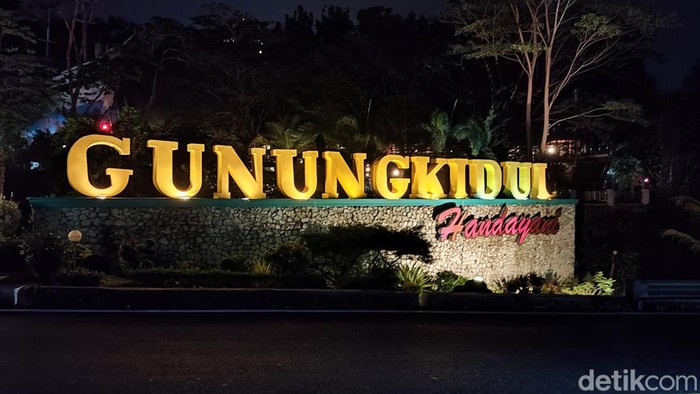 Tulisan Gunungkidul di Jalan Jogja-Wonosari kawasan Bukit Bintang perbatasan Gunungkidul-Bantul, DIY. Foto diunggah Senin (27/11/2023).